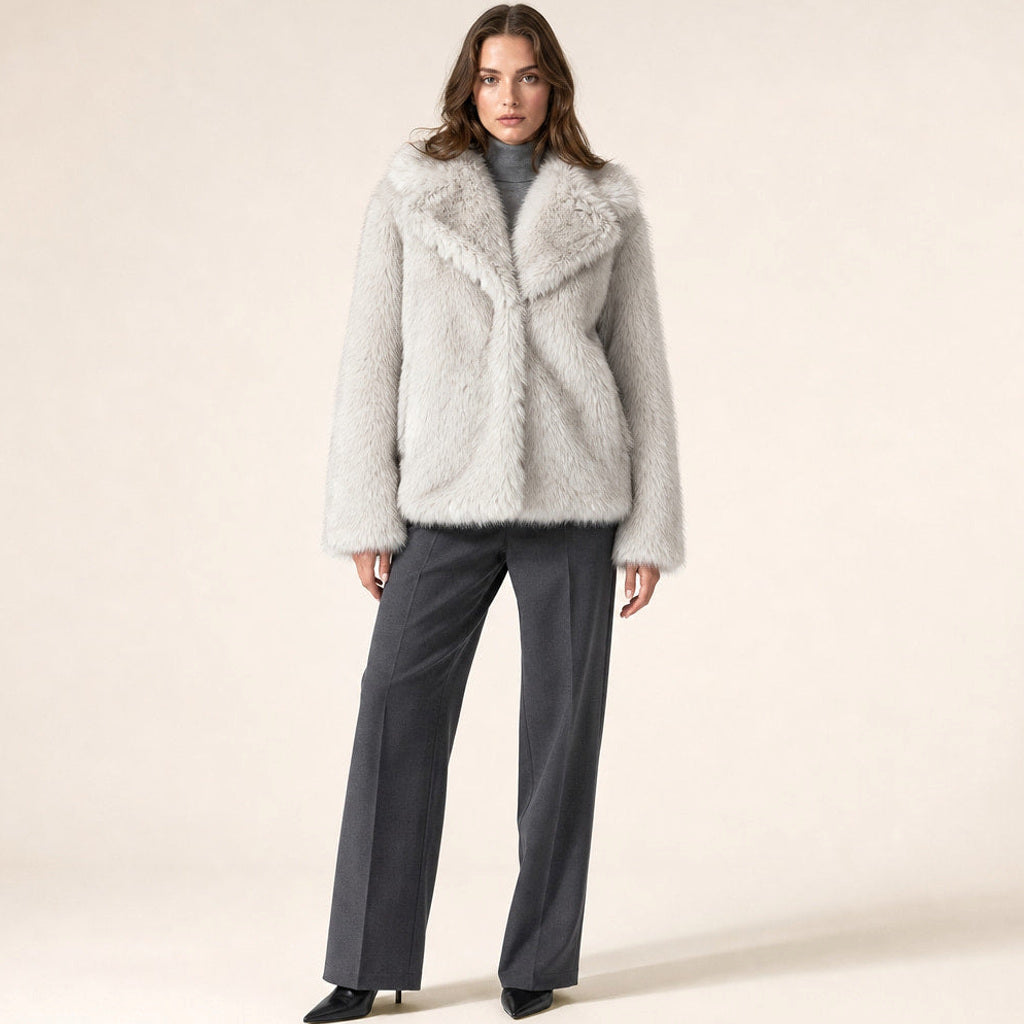 Margareta | Zottelmantel mit breitem Revers in Reisgrau – Premium Editorial