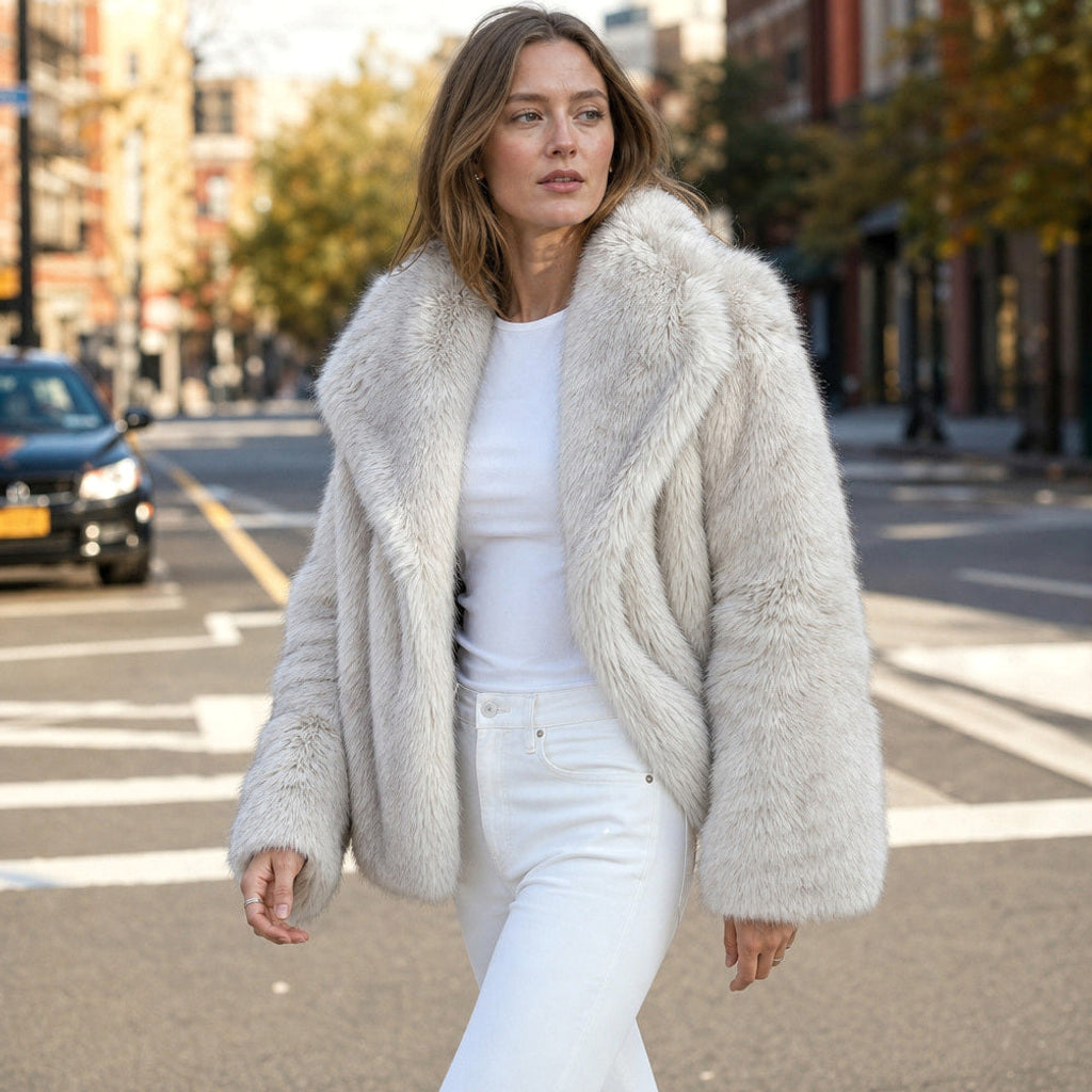 Margareta | Zottelmantel mit breitem Revers Reisgrau – Gestyltes Editorial-Foto