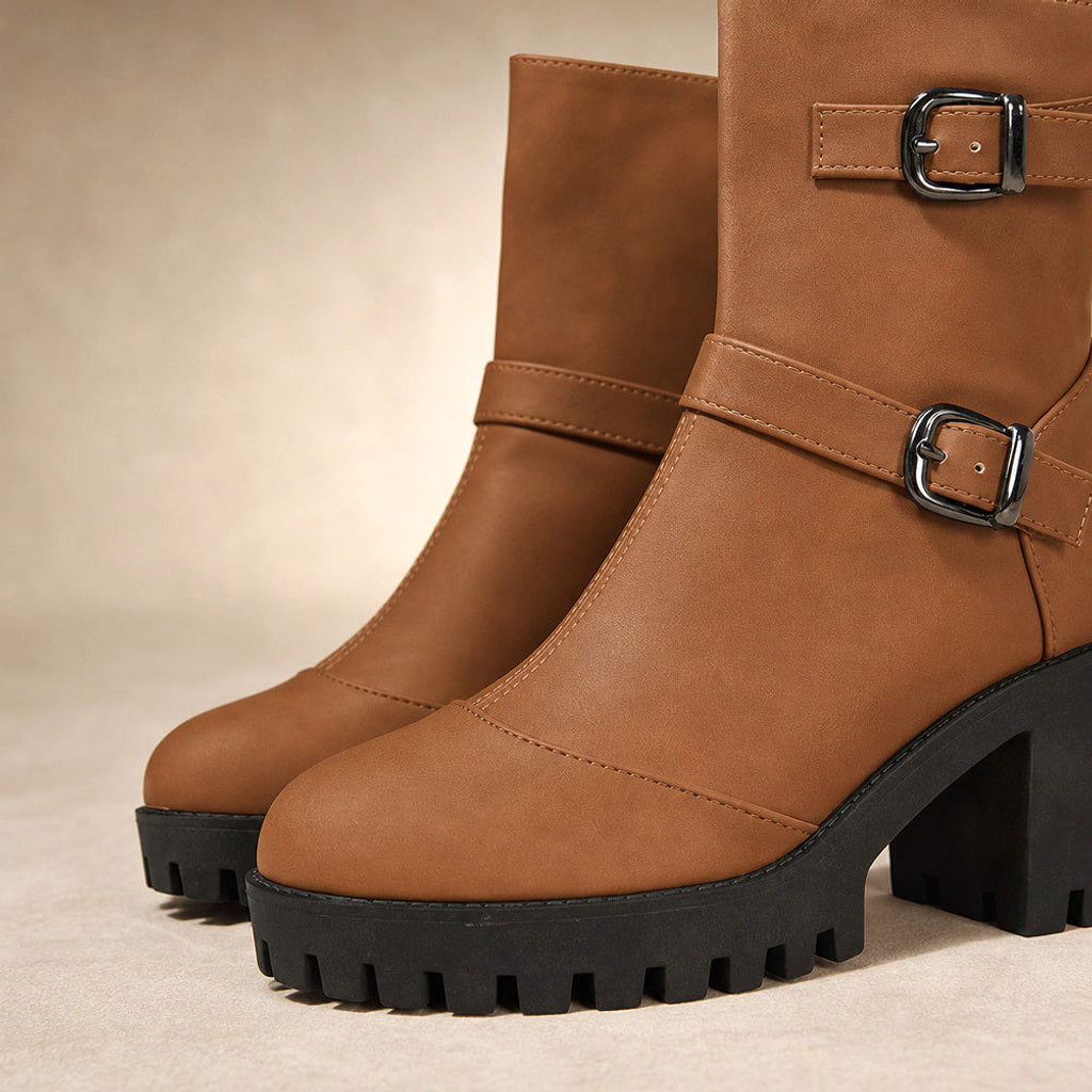 Margarethe | Chelsea Boots mit Schnallenriemen und Profilsohle Braun – Stoff- und Detailaufnahme