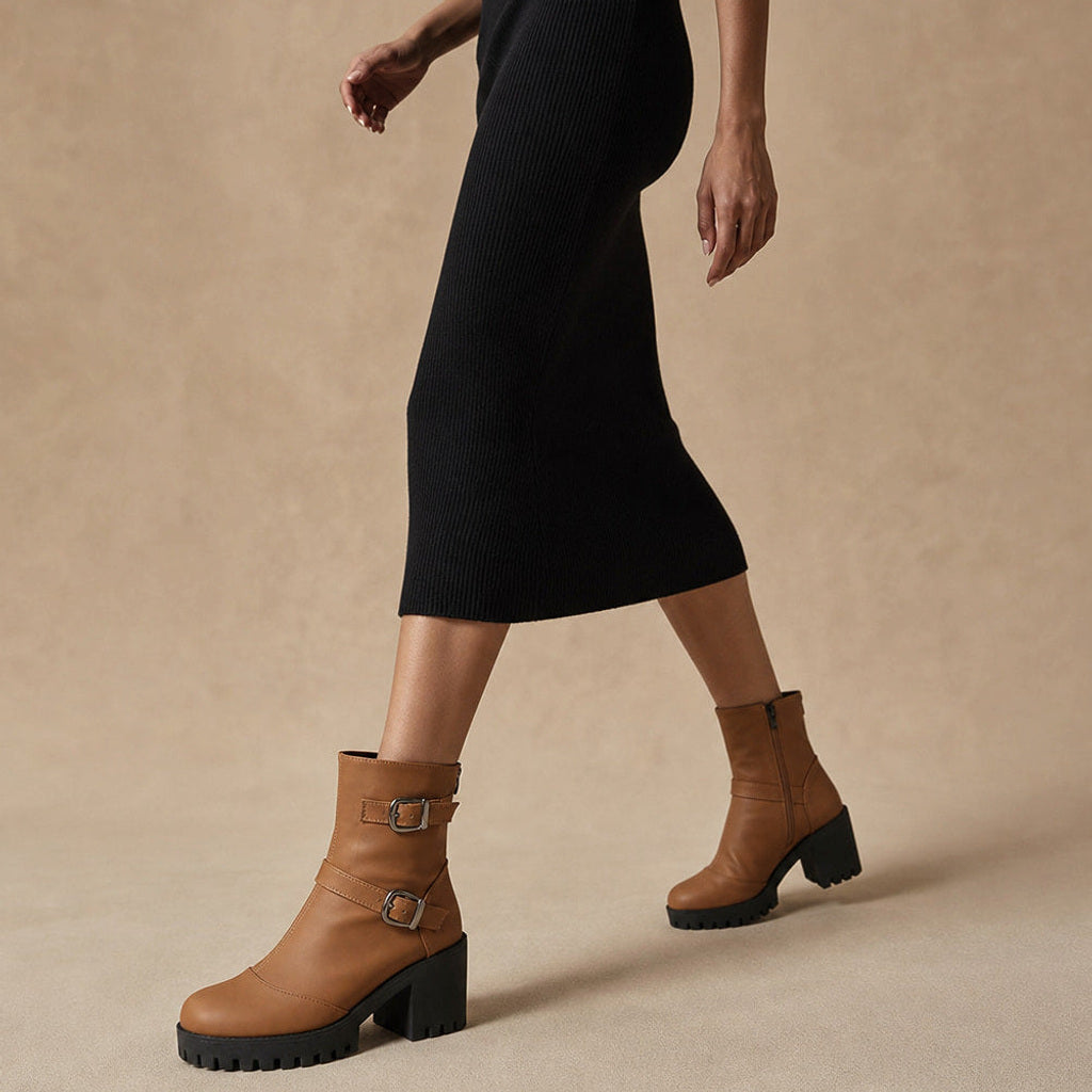 Margarethe | Chelsea Boots mit Schnallenriemen und Profilsohle Braun – Produktfoto