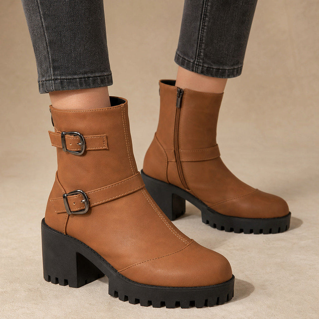 Margarethe | Chelsea Boots mit Schnallenriemen und Profilsohle in Braun – Premium Editorial