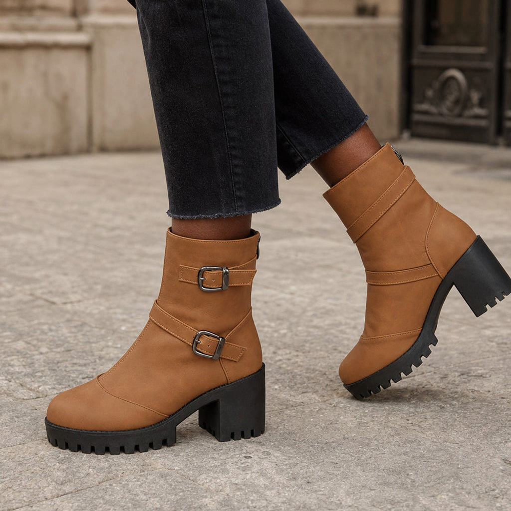 Margarethe | Chelsea Boots mit Schnallenriemen und Profilsohle Braun – Gestyltes Editorial-Foto