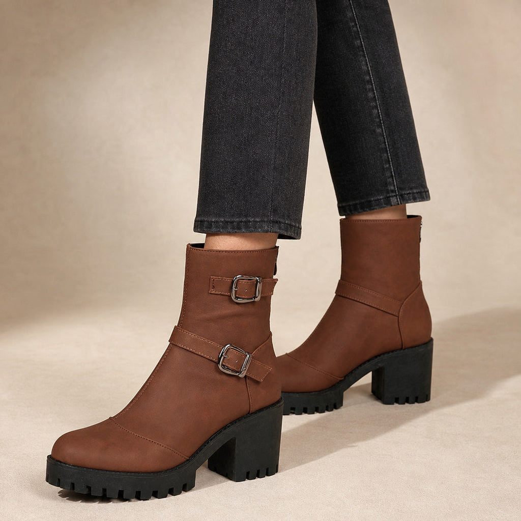 Margarethe | Chelsea Boots mit Schnallenriemen und Profilsohle Dunkelbraun – Produktfoto