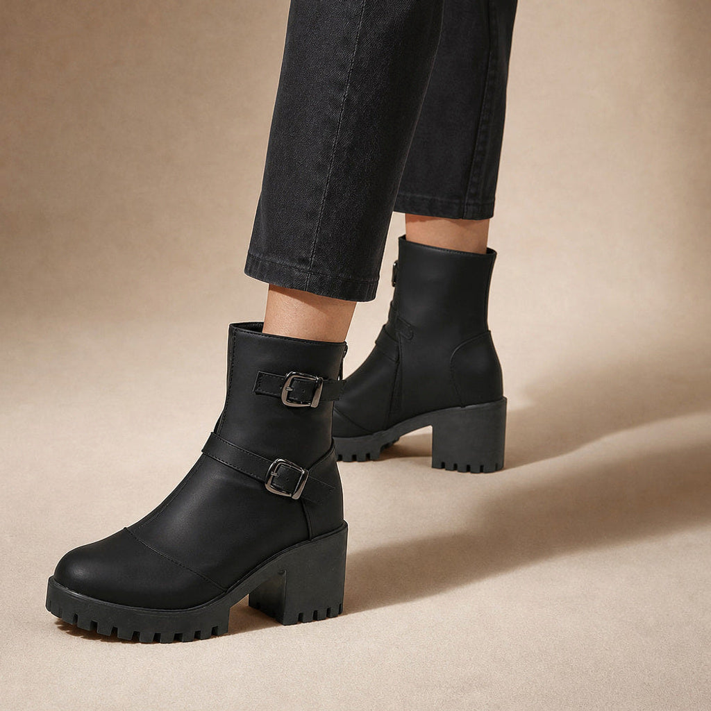 Margarethe | Chelsea Boots mit Schnallenriemen und Profilsohle Schwarz – Produktfoto