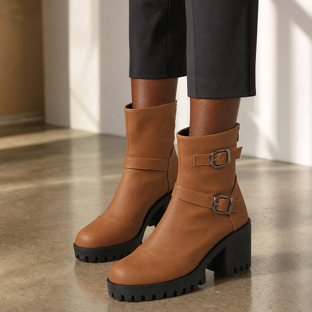Margarethe | Chelsea Boots mit Schnallenriemen und Profilsohle – Gestyltes Editorial-Foto