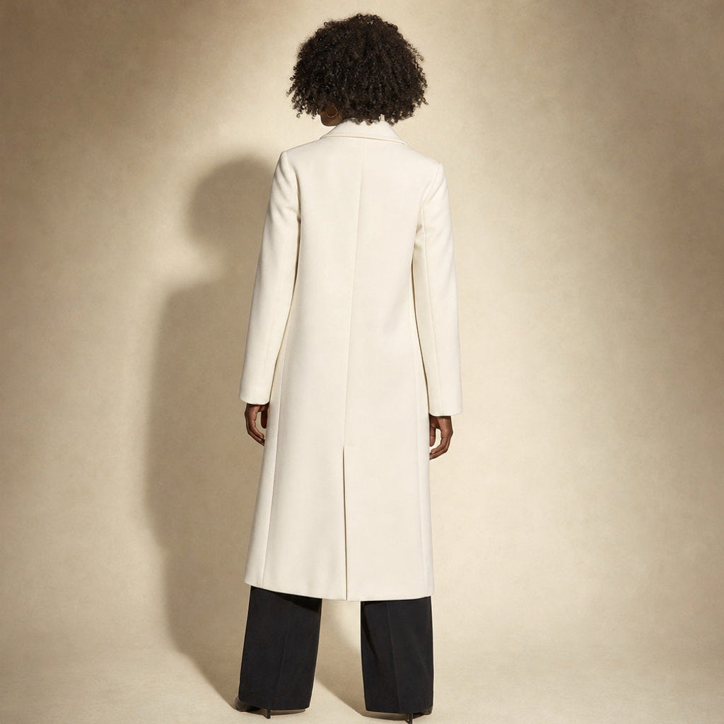 Meike | Kurzer Trenchcoat mit zweireihiger Knopfleiste Weiß – Gesamtlook