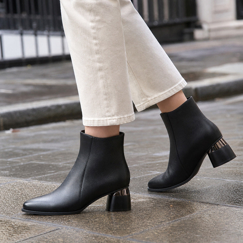 Merle | Chelsea Boots mit gepolstertem Fußbett Schwarz – Gestyltes Editorial-Foto