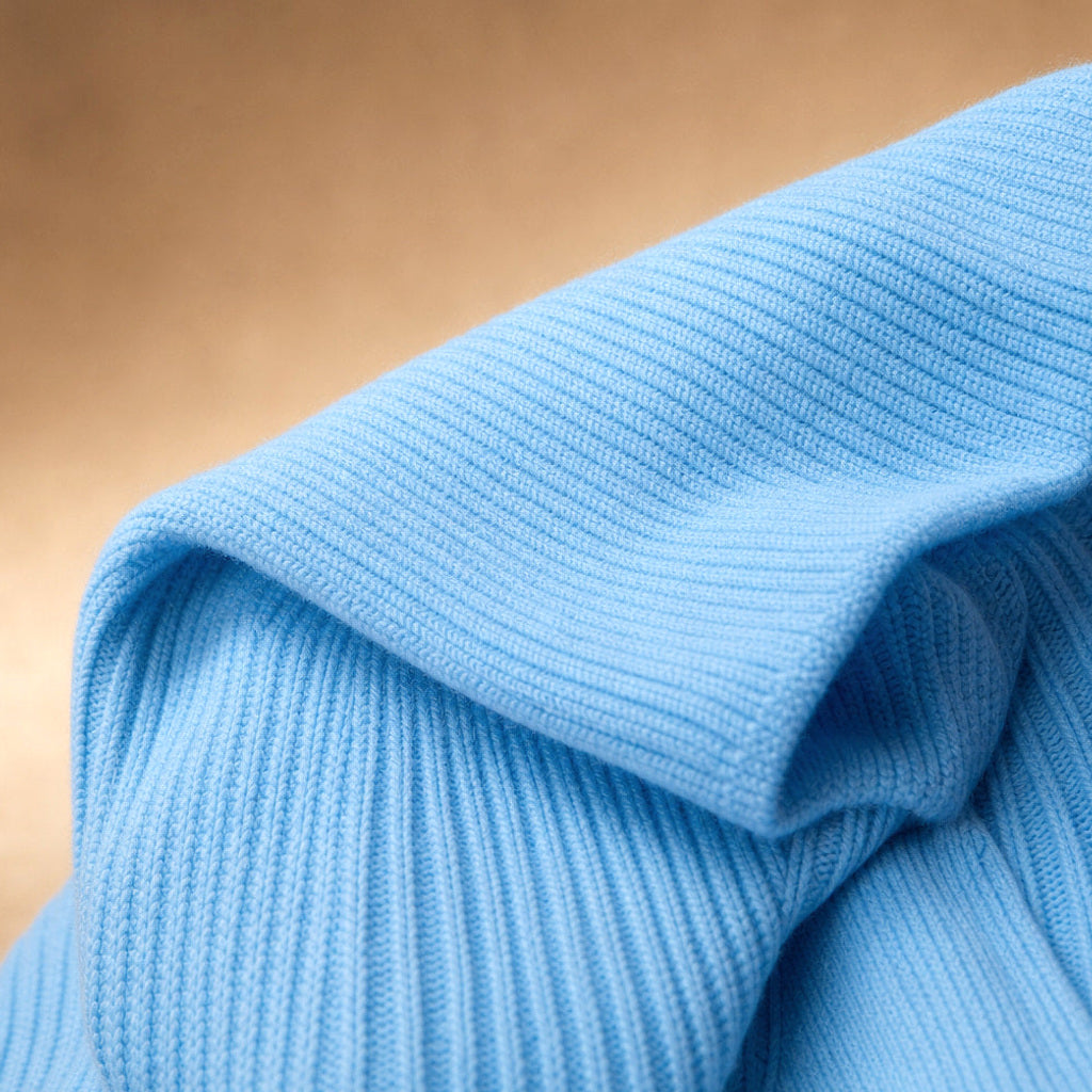 Meta | Strickpullover mit Schleife am Ausschnitt Blau – Stoff- und Detailaufnahme