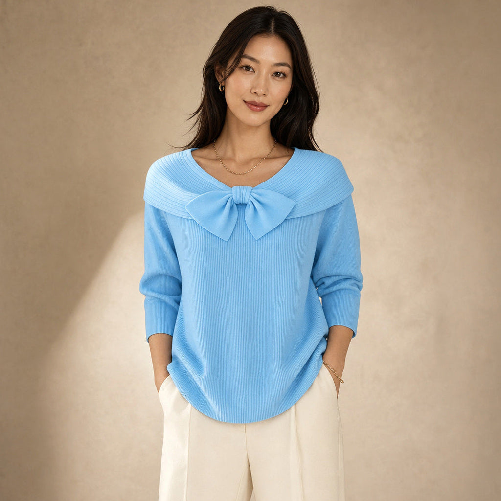 Meta | Strickpullover mit Schleife am Ausschnitt in Blau – Premium Editorial