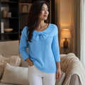 Meta | Strickpullover mit Schleife am Ausschnitt Blau – Gestyltes Editorial-Foto