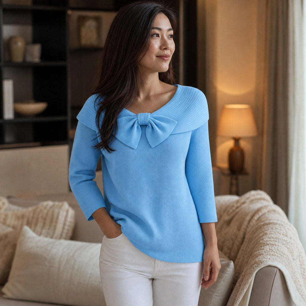 Meta | Strickpullover mit Schleife am Ausschnitt Blau – Gestyltes Editorial-Foto