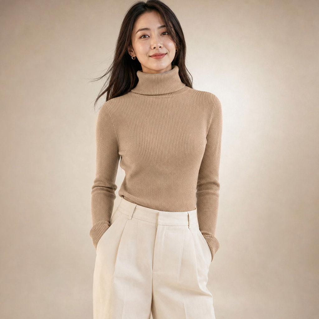 Metta | Rollkragenpullover aus Feinrippstrick in Khaki – Premium Editorial