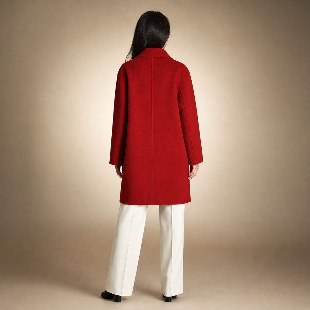 Mieke | Zweireihiger Mantel in Mittellang mit Eingrifftaschen Rot – Gesamtlook