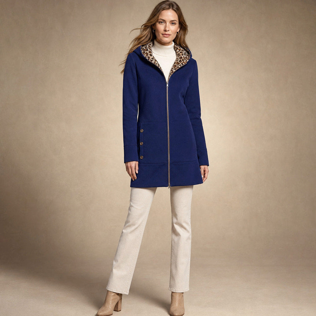 Nadine | Winterjacke mit Kapuze und Leopardenmuster in Dunkelblau – Premium Editorial