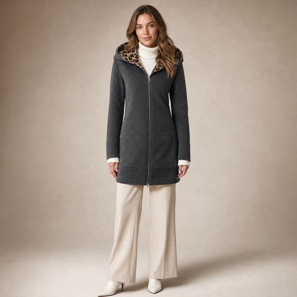 Nadine | Winterjacke mit Kapuze und Leopardenmuster in Dunkelgrau – Premium Editorial