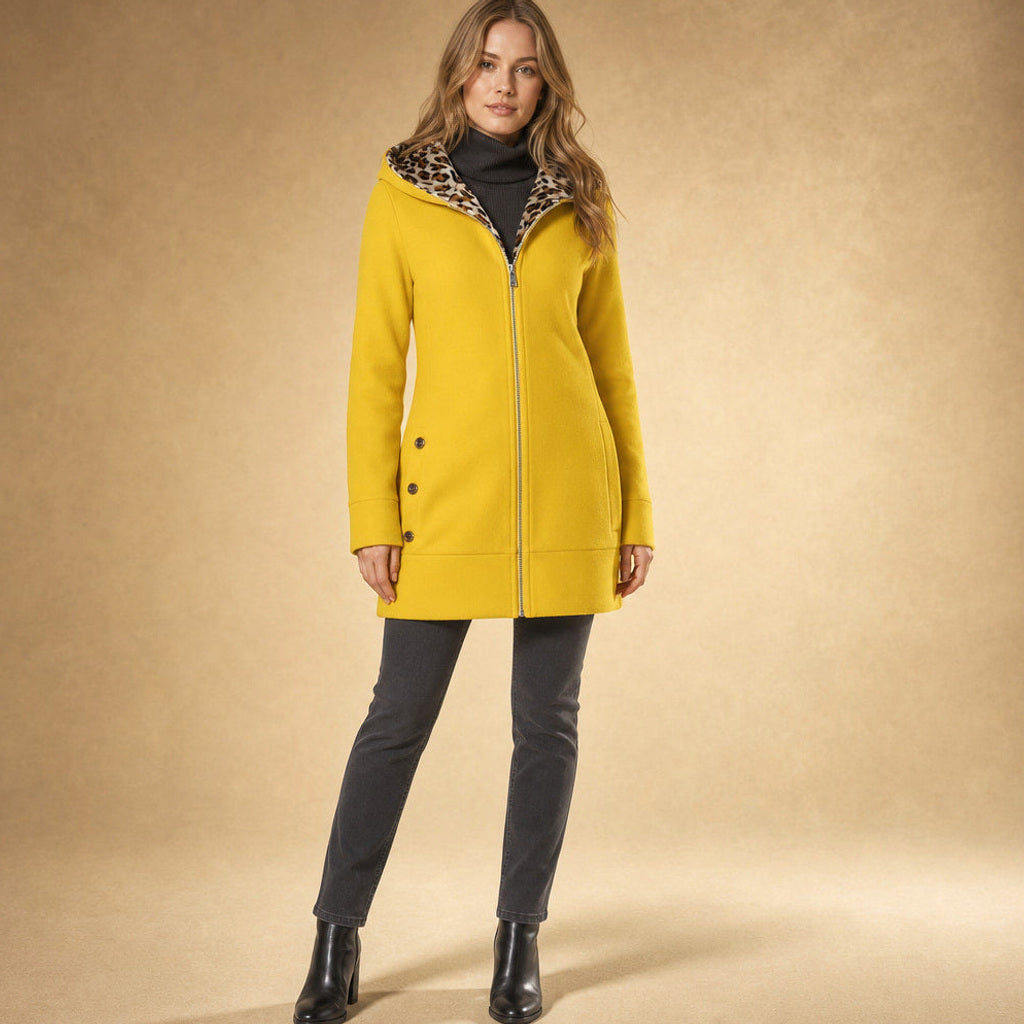 Nadine | Winterjacke mit Kapuze und Leopardenmuster in Gelb – Premium Editorial