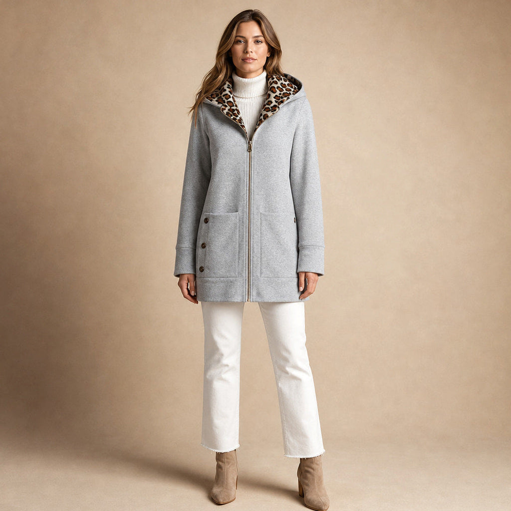 Nadine | Winterjacke mit Kapuze und Leopardenmuster in Hellgrau – Premium Editorial