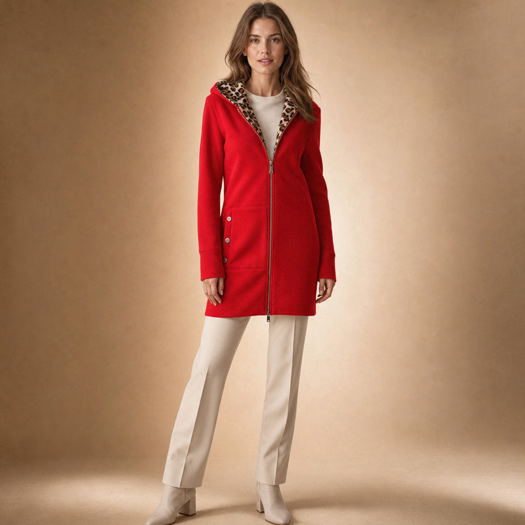 Nadine | Winterjacke mit Kapuze und Leopardenmuster in Rot – Premium Editorial