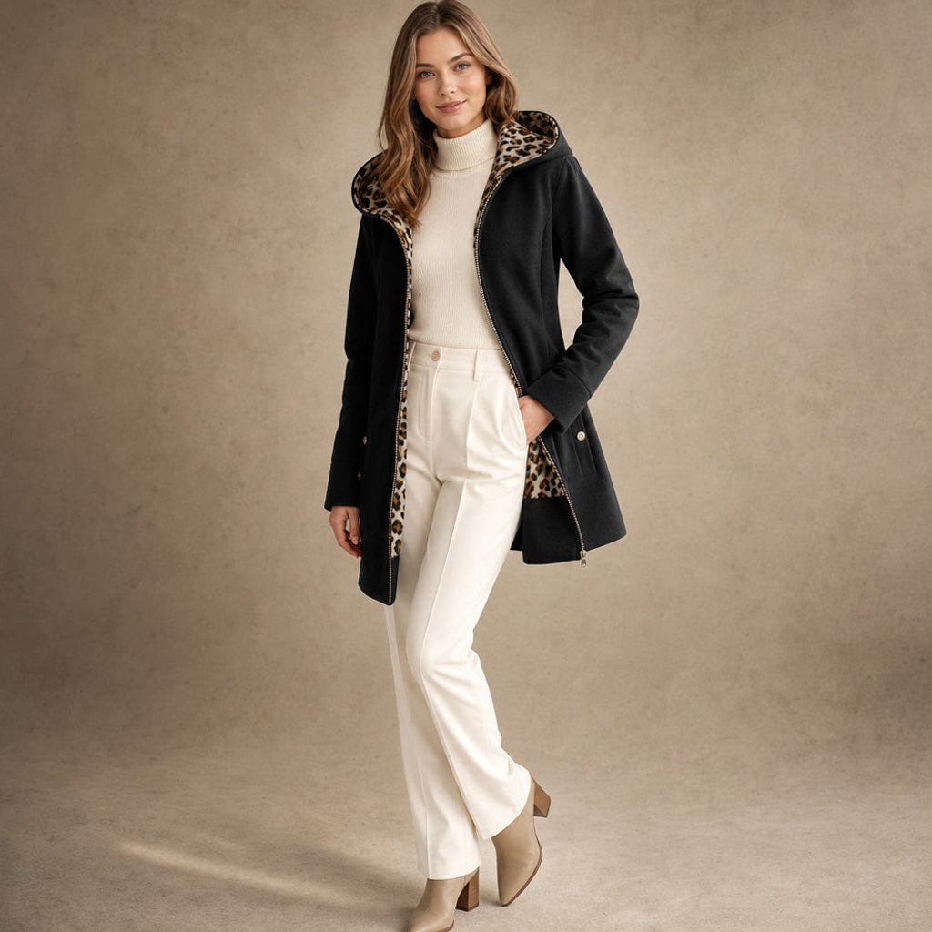 Nadine | Winterjacke mit Kapuze und Leopardenmuster Schwarz – Seitenansicht