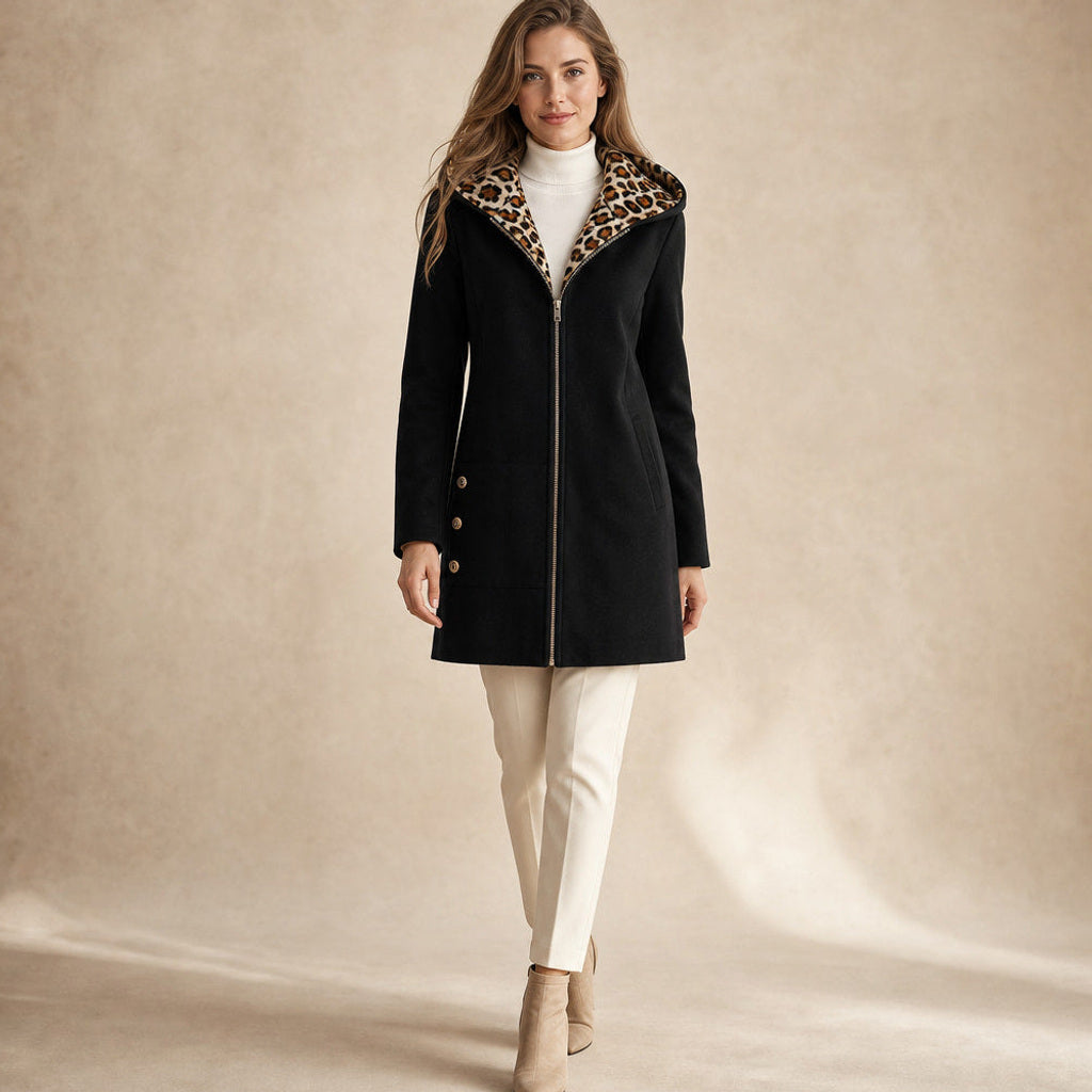 Nadine | Winterjacke mit Kapuze und Leopardenmuster in Schwarz – Premium Editorial