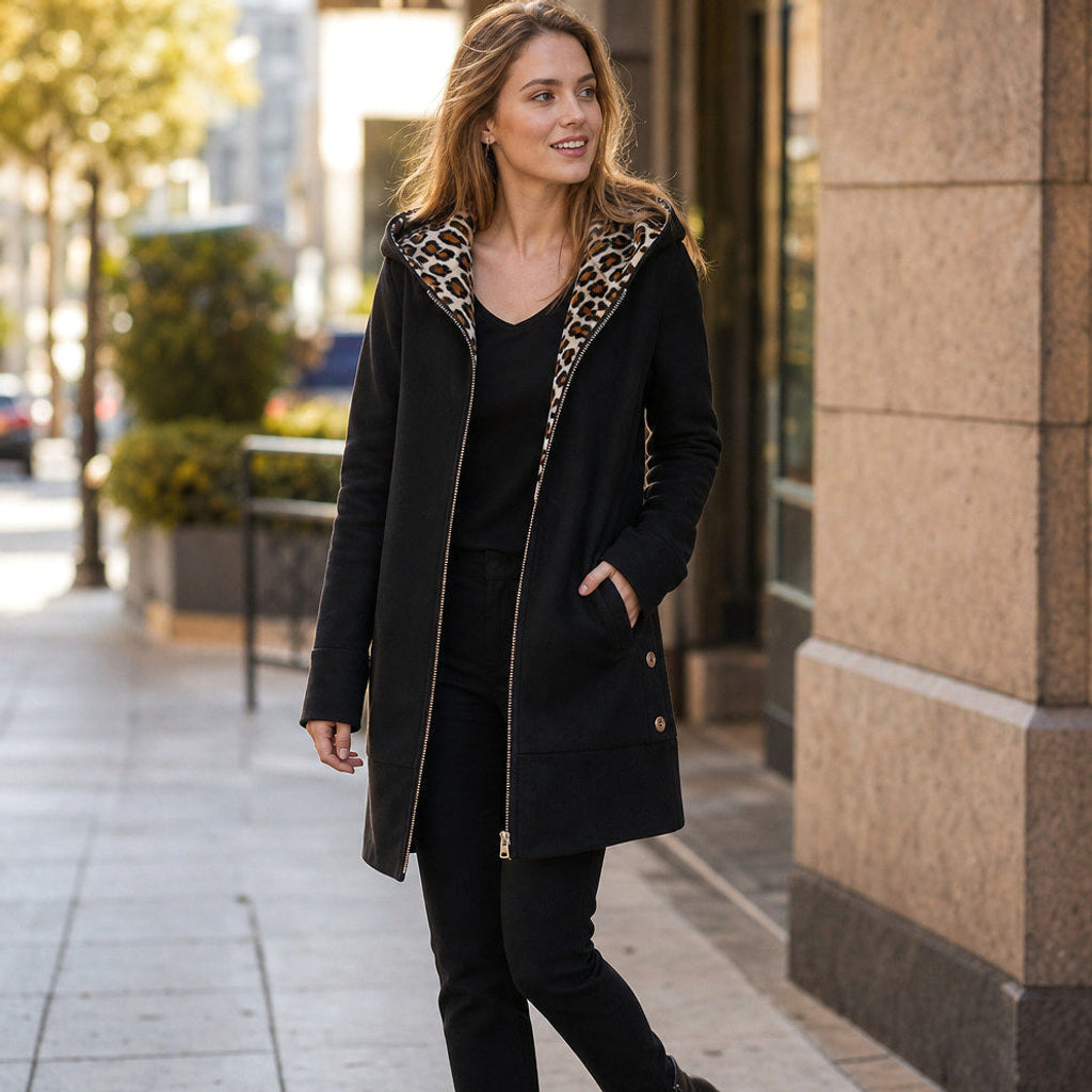Nadine | Winterjacke mit Kapuze und Leopardenmuster Schwarz – Gestyltes Editorial-Foto
