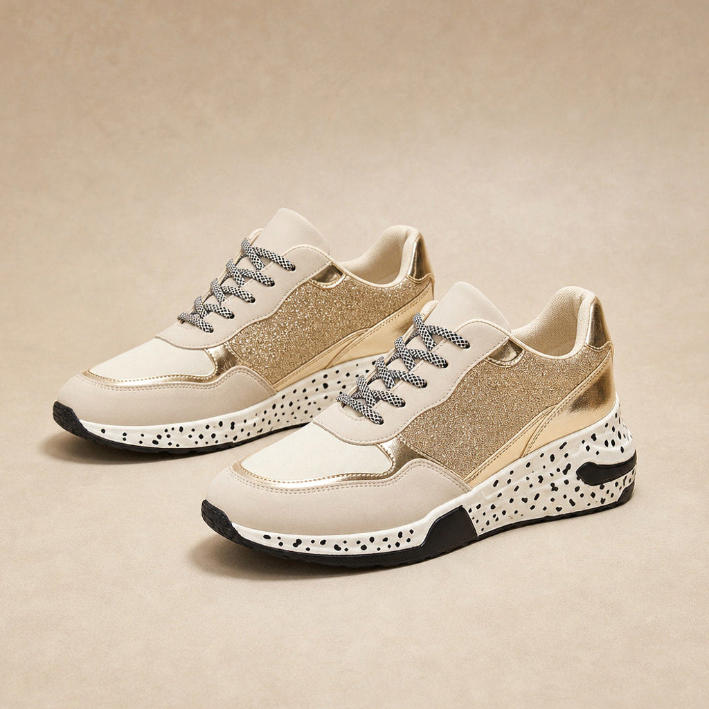 Natascha | Plateau Sneaker mit Metallic-Panels in Gold – Premium Editorial