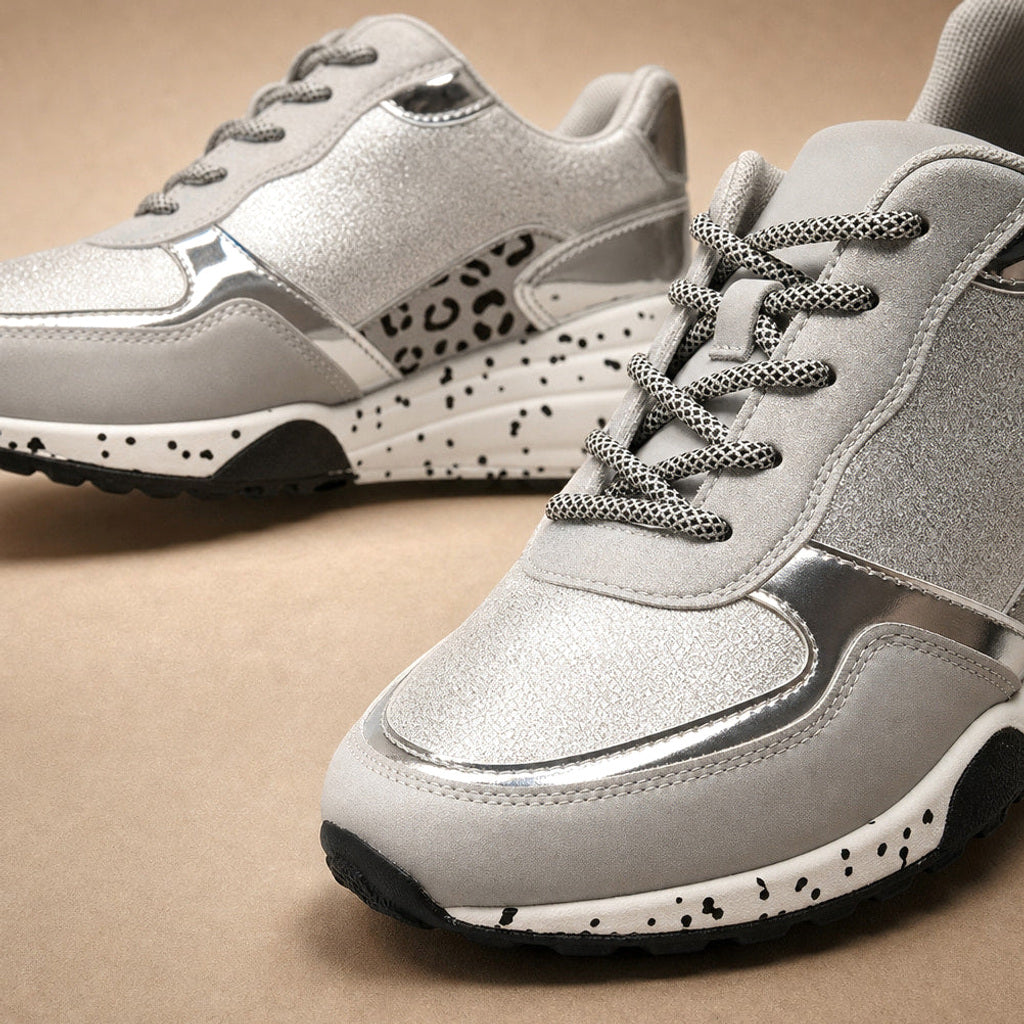 Natascha | Plateau Sneaker mit Metallic-Panels Silber – Stoff- und Detailaufnahme