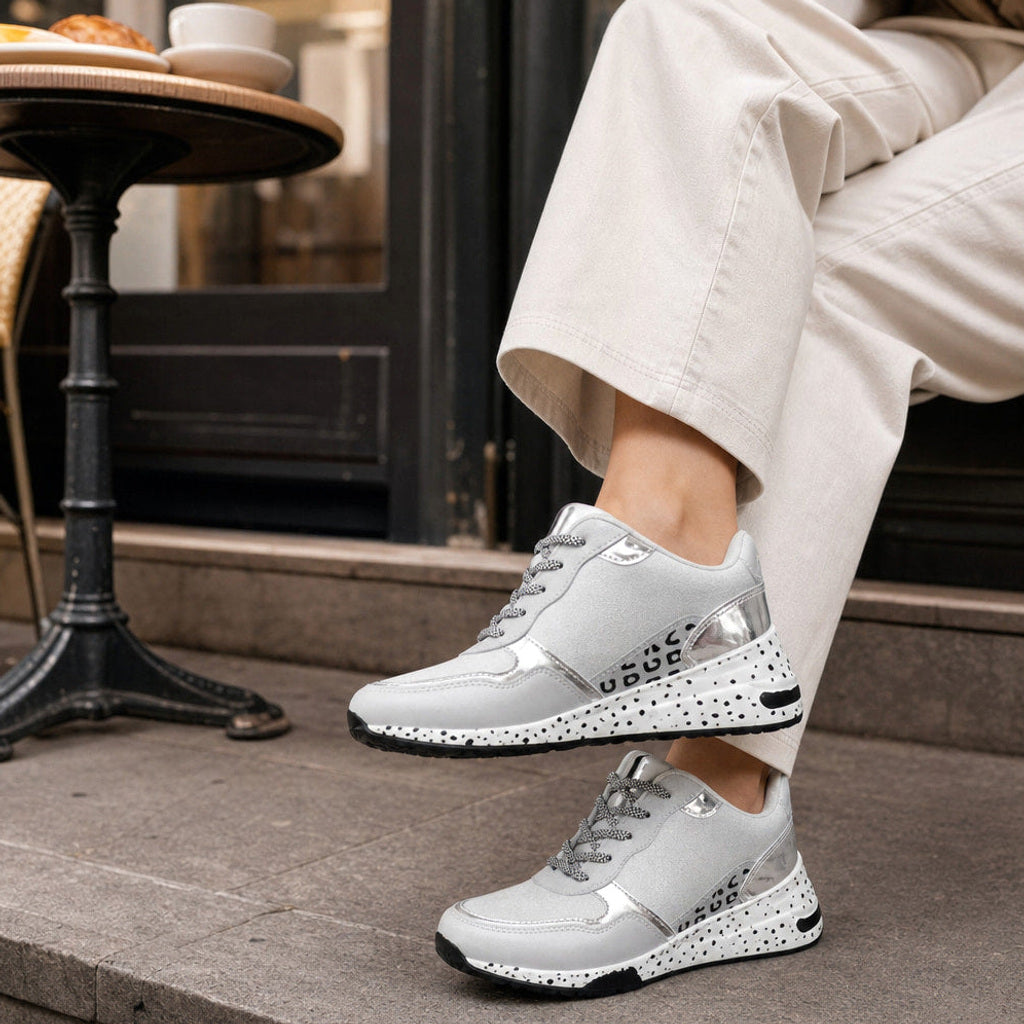 Natascha | Plateau Sneaker mit Metallic-Panels Silber – Gesamtlook