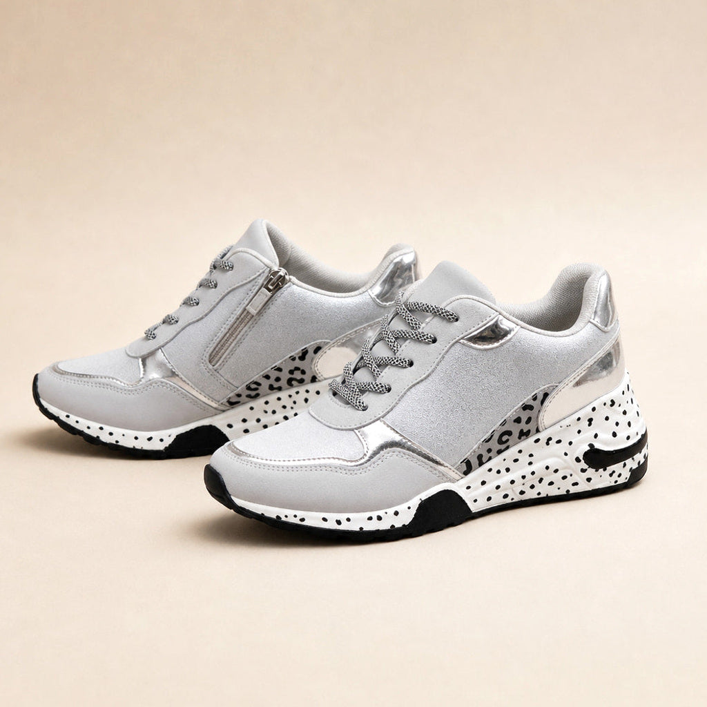Natascha | Plateau Sneaker mit Metallic-Panels in Silber – Premium Editorial