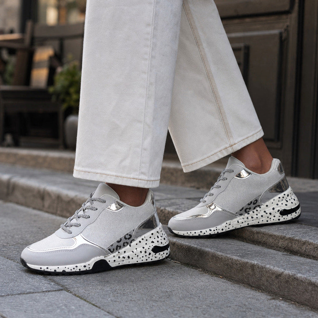 Natascha | Plateau Sneaker mit Metallic-Panels Silber – Gestyltes Editorial-Foto