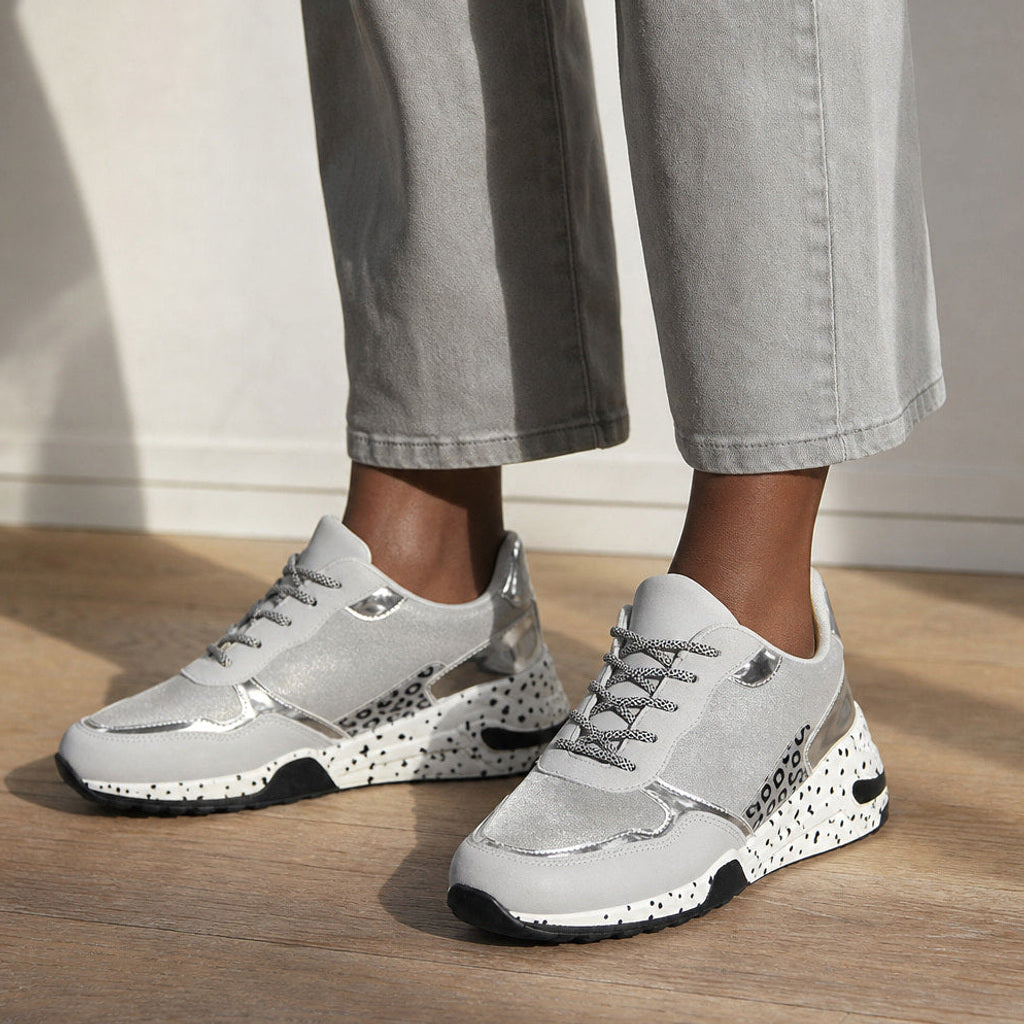 Natascha | Plateau Sneaker mit Metallic-Panels – Produktfoto