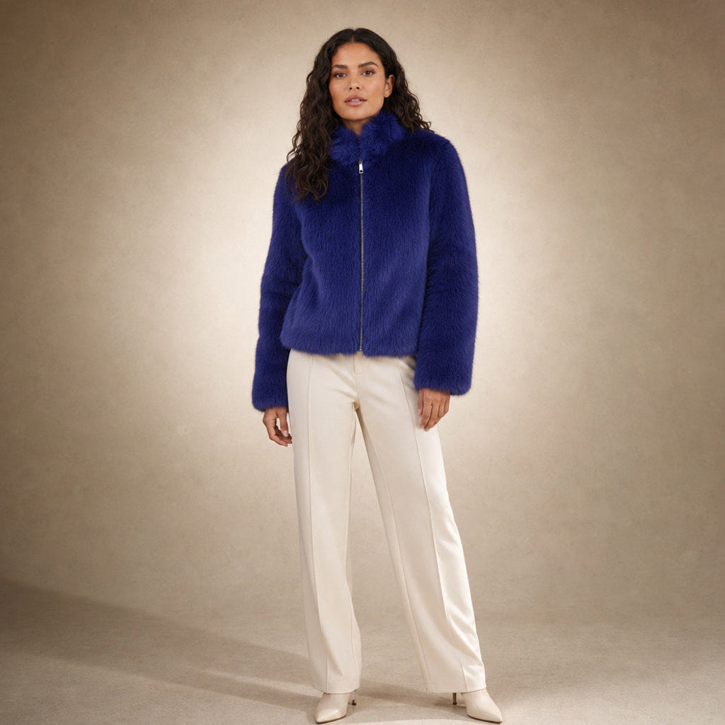 Nordhild | Kurzjacke aus Webpelz mit taillierter Passform in Blau – Premium Editorial