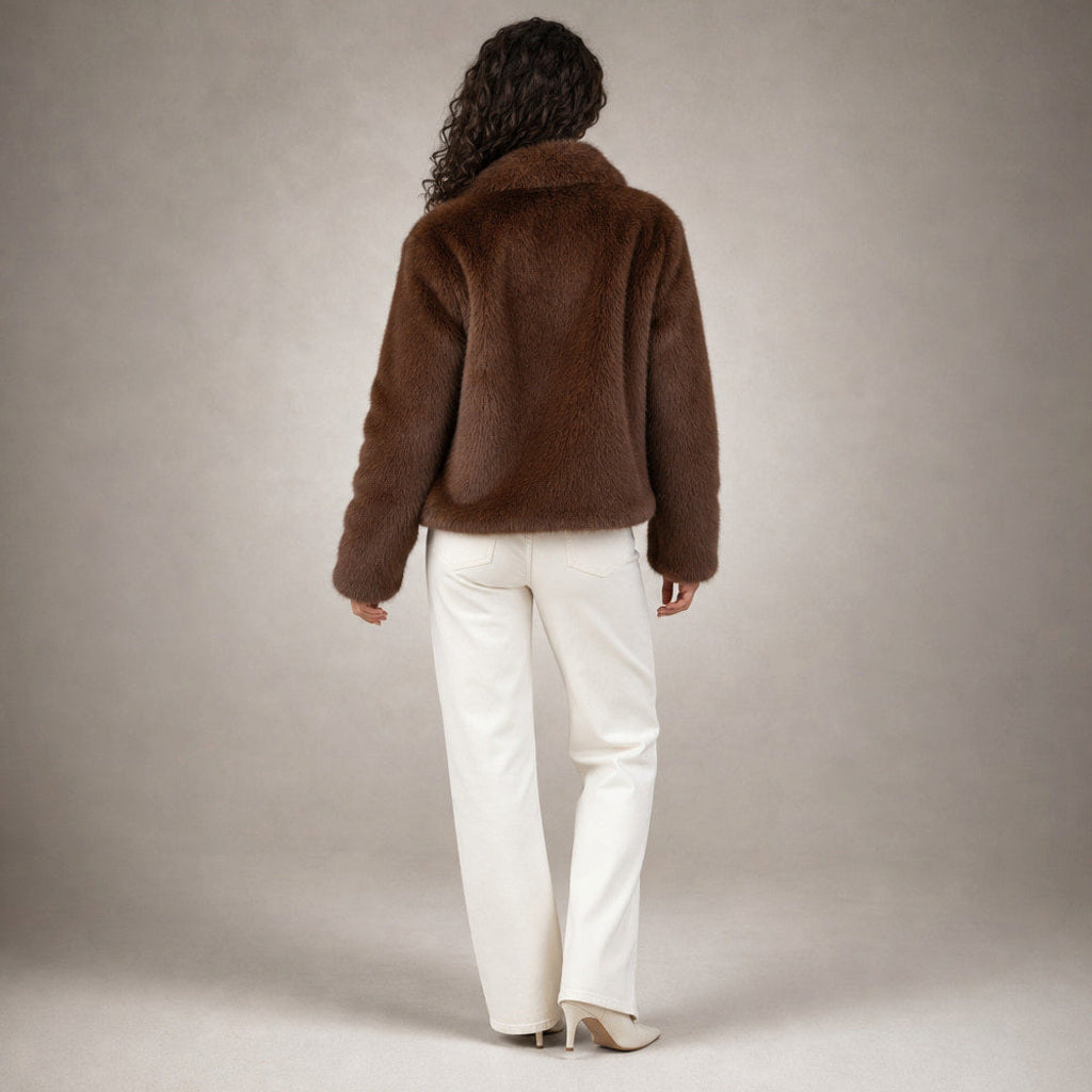 Nordhild | Kurzjacke aus Webpelz mit taillierter Passform Braun – Gesamtlook