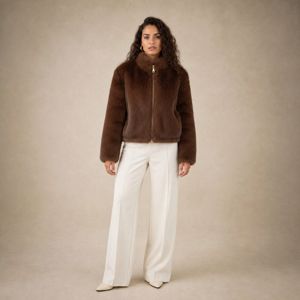 Nordhild | Kurzjacke aus Webpelz mit taillierter Passform in Braun – Premium Editorial