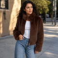 Nordhild | Kurzjacke aus Webpelz mit taillierter Passform Braun – Gestyltes Editorial-Foto
