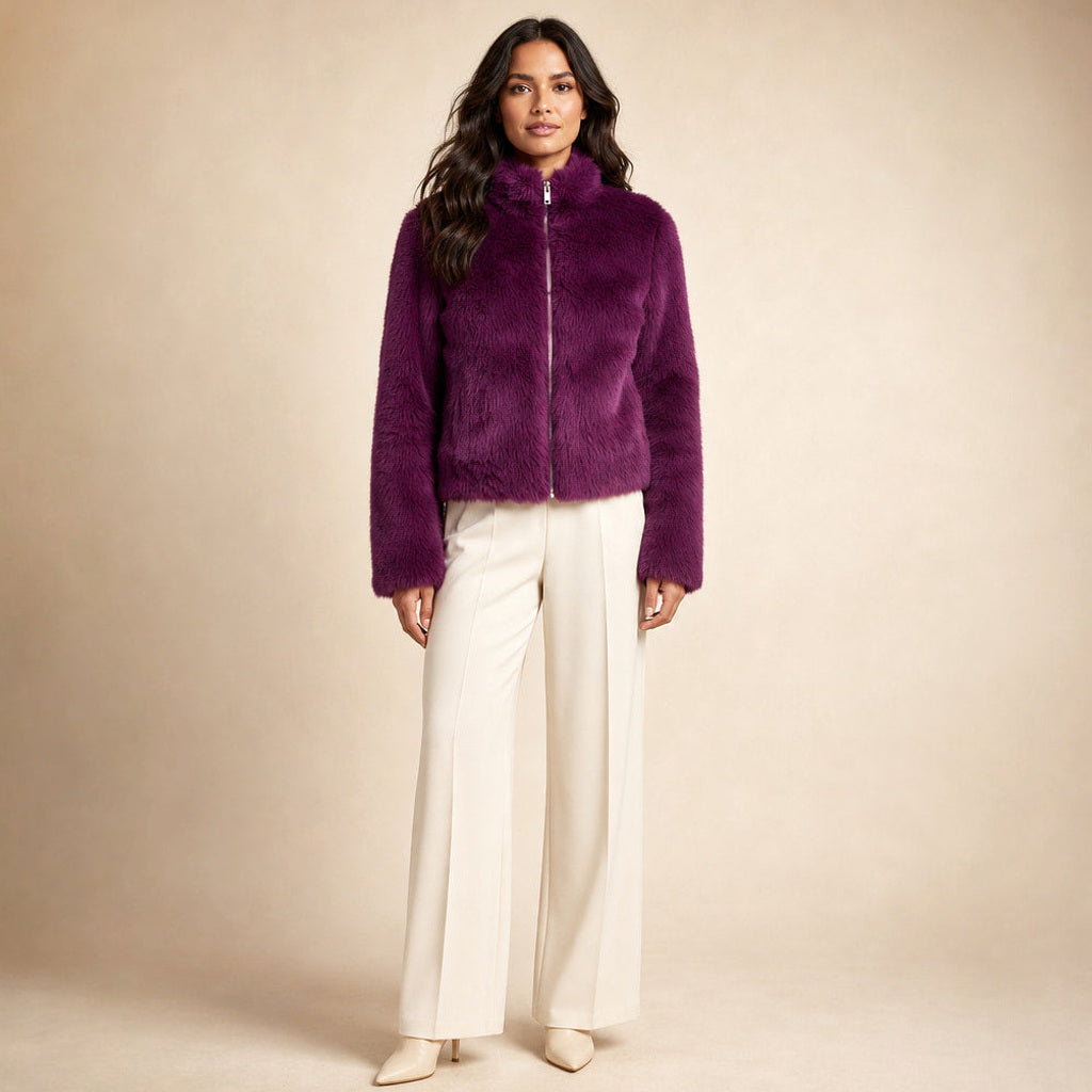 Nordhild | Kurzjacke aus Webpelz mit taillierter Passform in Lila – Premium Editorial
