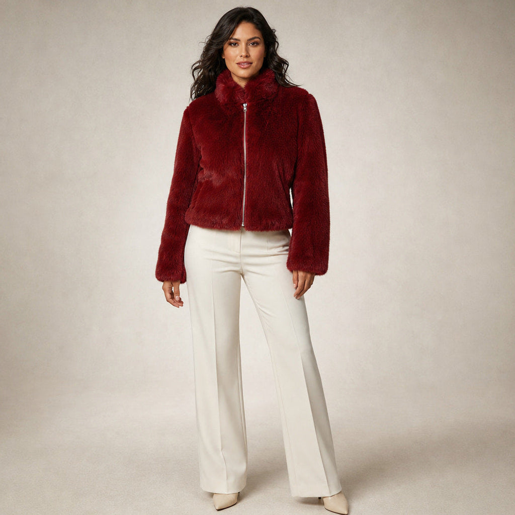 Nordhild | Kurzjacke aus Webpelz mit taillierter Passform in Rot – Premium Editorial