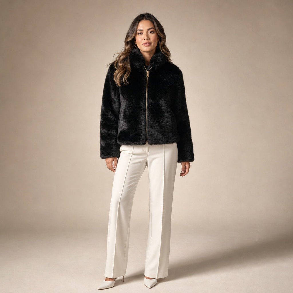 Nordhild | Kurzjacke aus Webpelz mit taillierter Passform in Schwarz – Premium Editorial