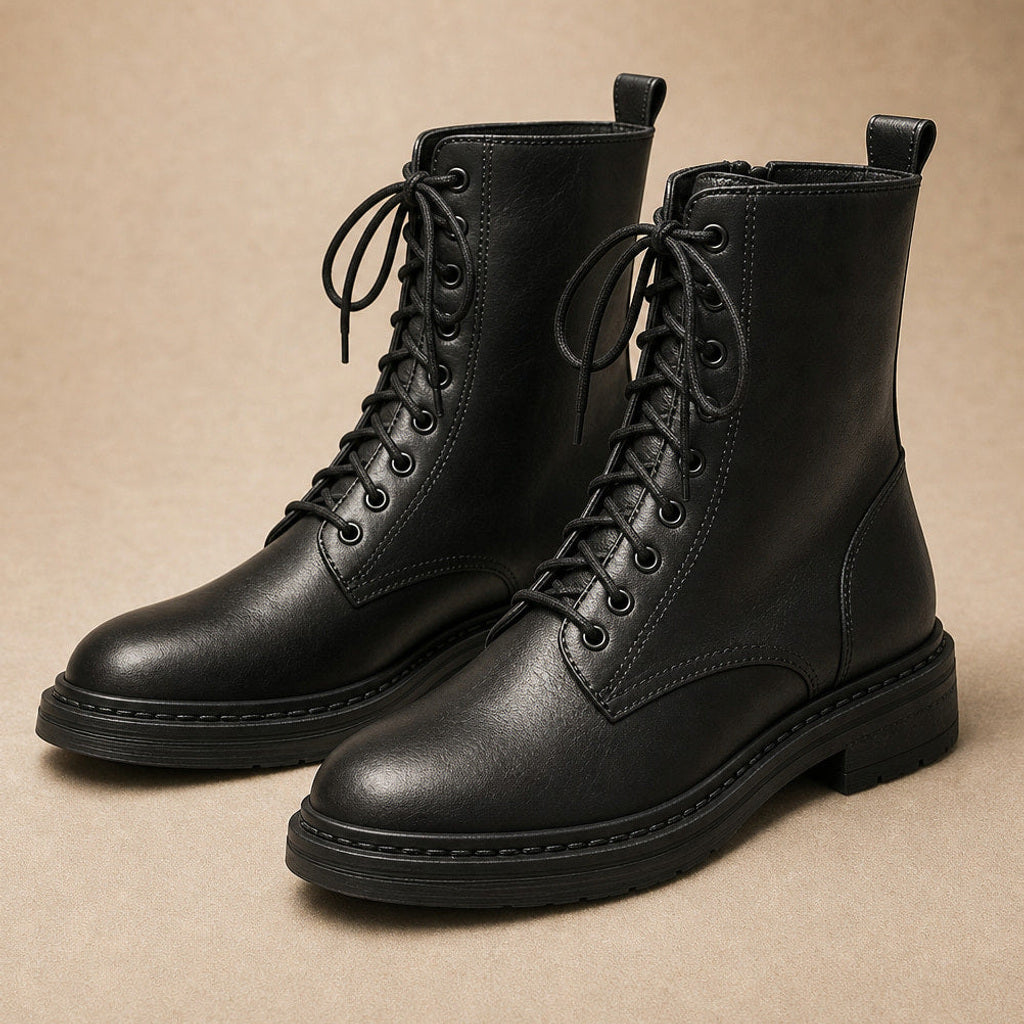 Notburga | Chelsea Boots Schwarz mit strukturiertem Schaft – Stoff- und Detailaufnahme