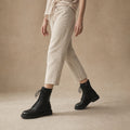 Notburga | Chelsea Boots Schwarz mit strukturiertem Schaft – Produktfoto