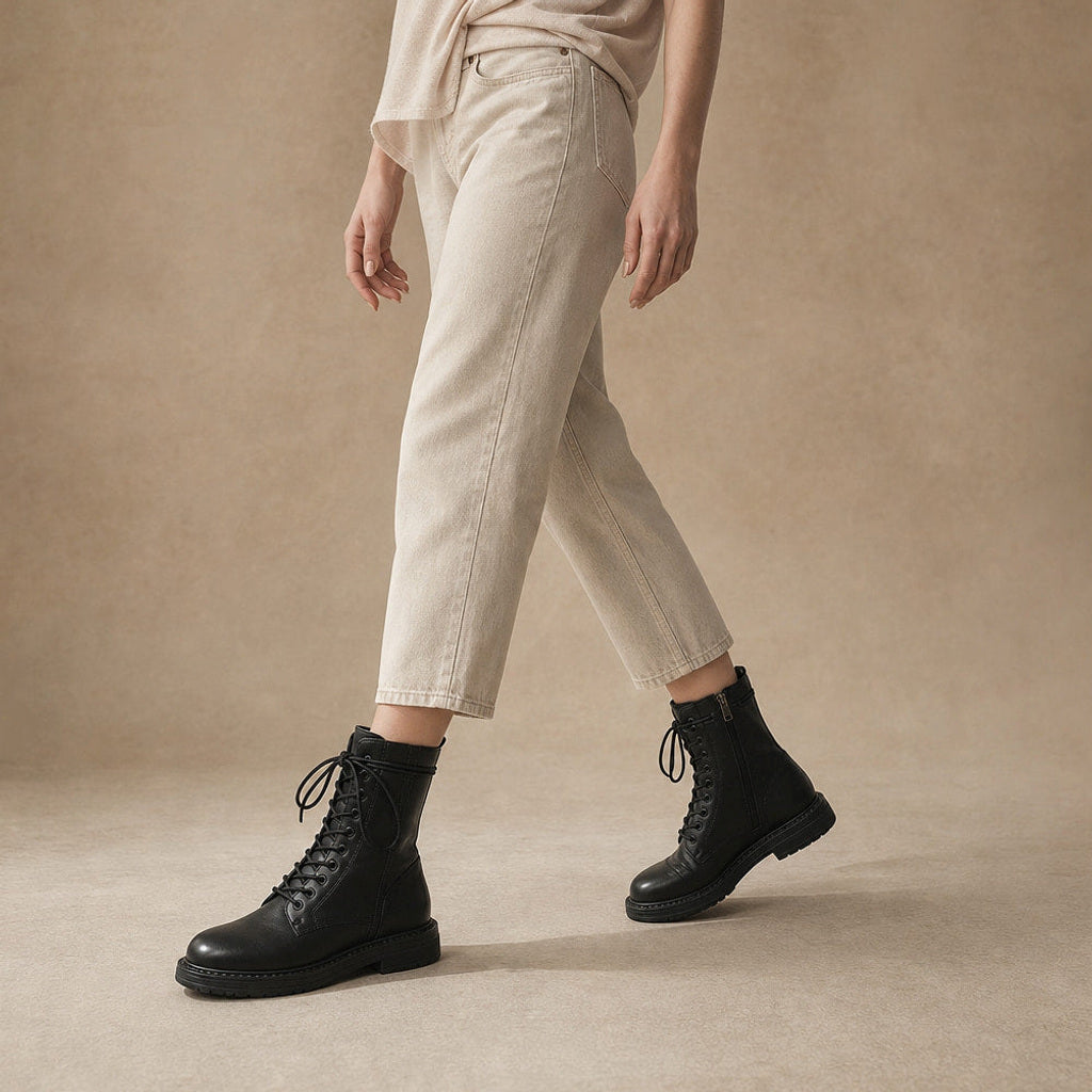 Notburga | Chelsea Boots Schwarz mit strukturiertem Schaft – Produktfoto