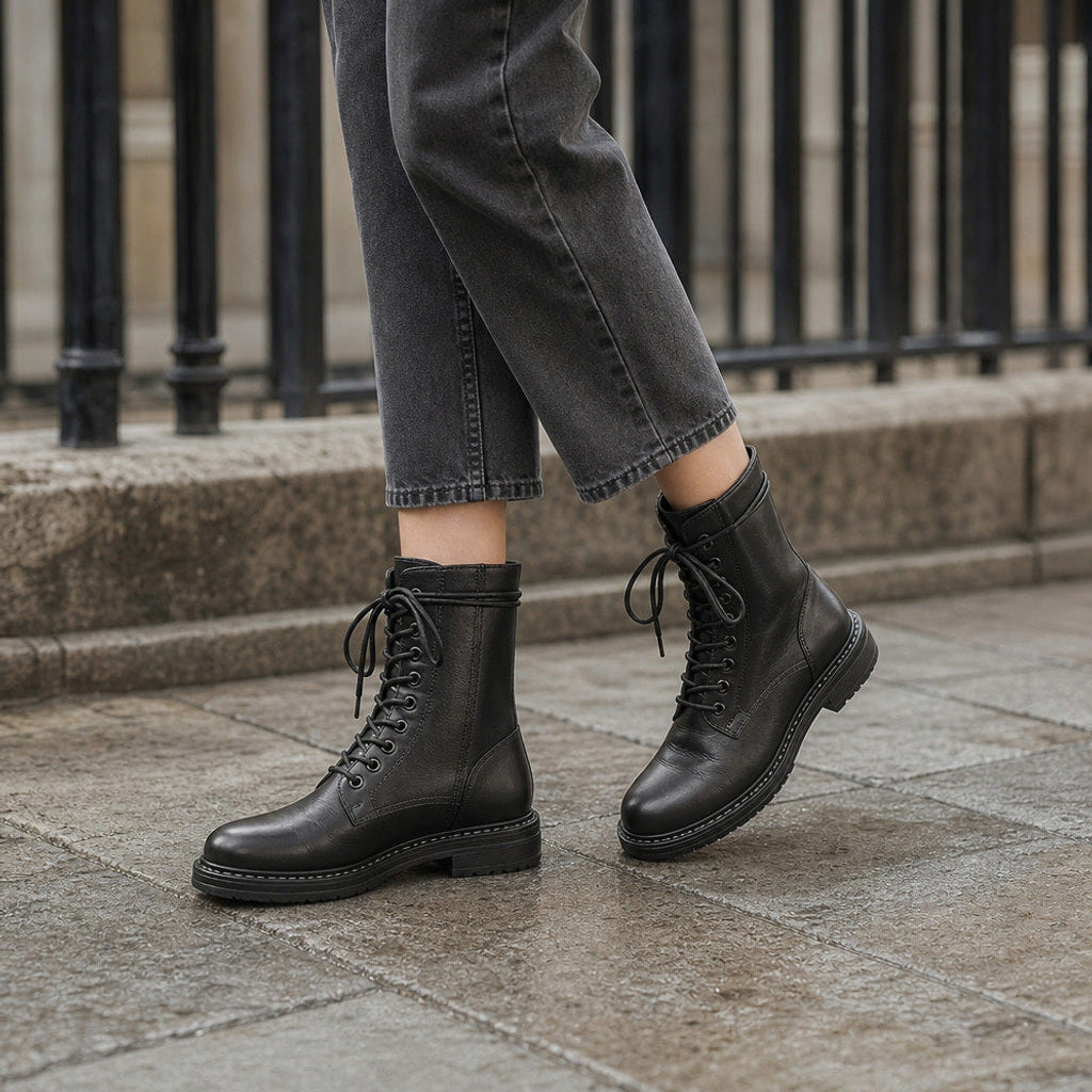 Notburga | Chelsea Boots Schwarz mit strukturiertem Schaft – Gestyltes Editorial-Foto