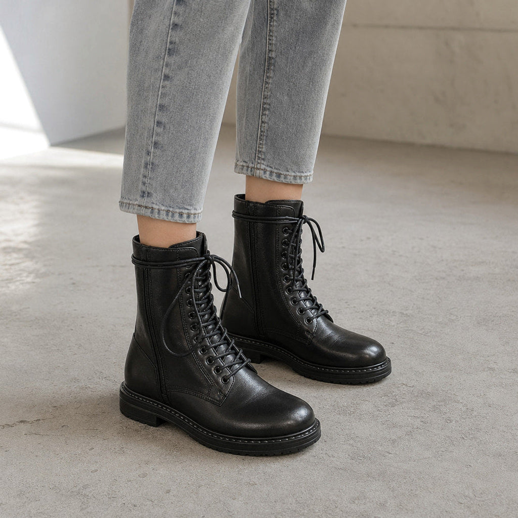 Notburga | Chelsea Boots Schwarz mit strukturiertem Schaft – Produktfoto