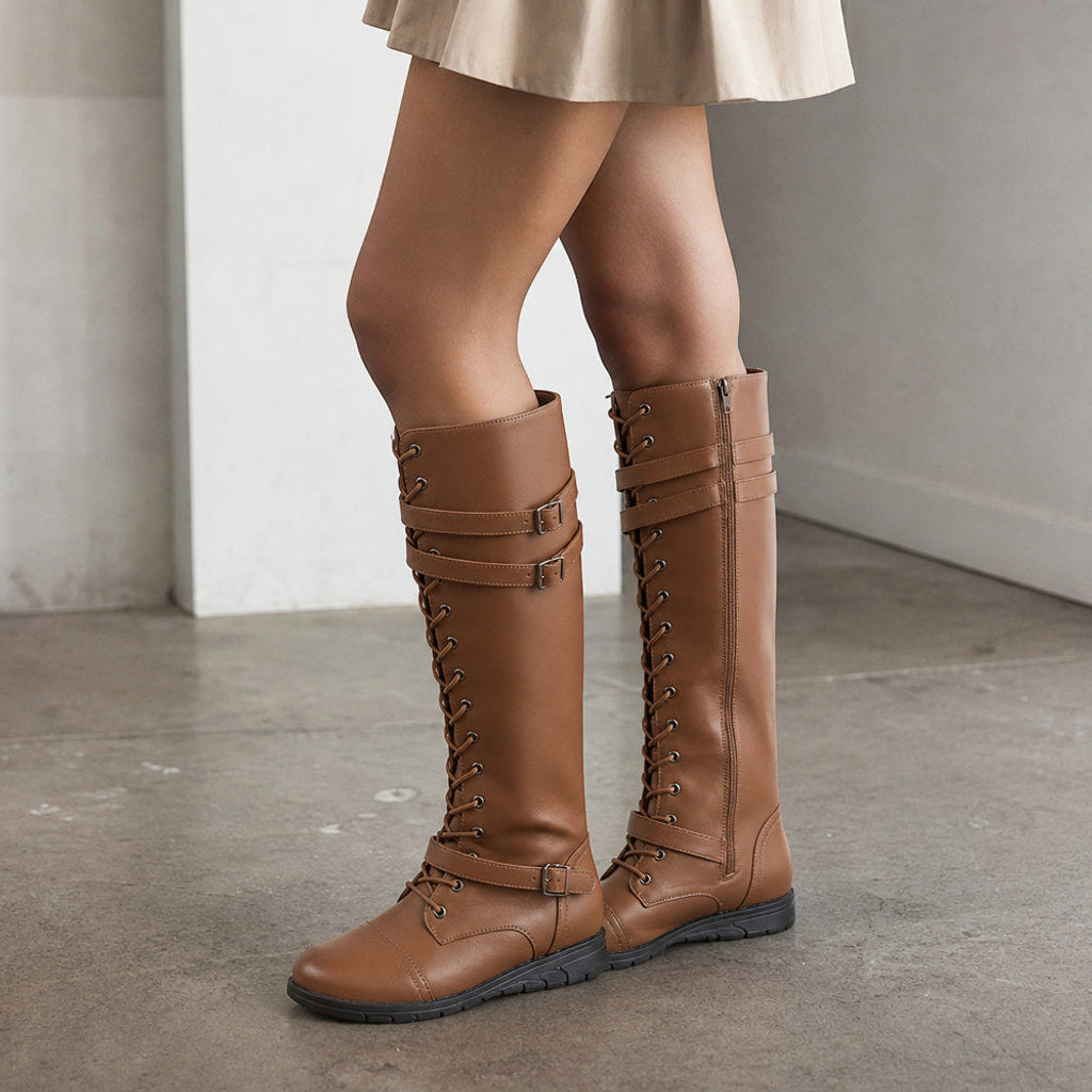 Odilia | Kniehohe Stiefel mit Plateausohle – Gestyltes Editorial-Foto