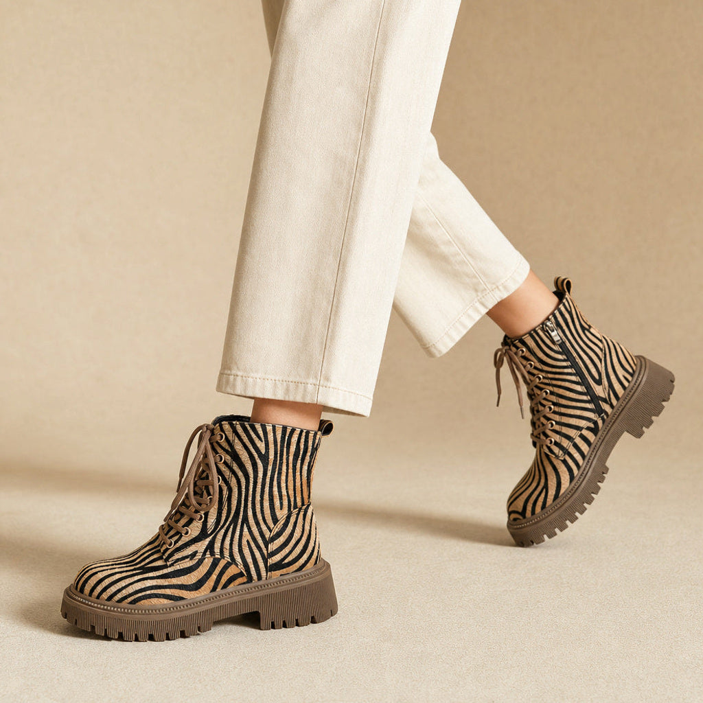 Odolinne | Stiefel mit Zebra-Print und Schnürung – Produktfoto