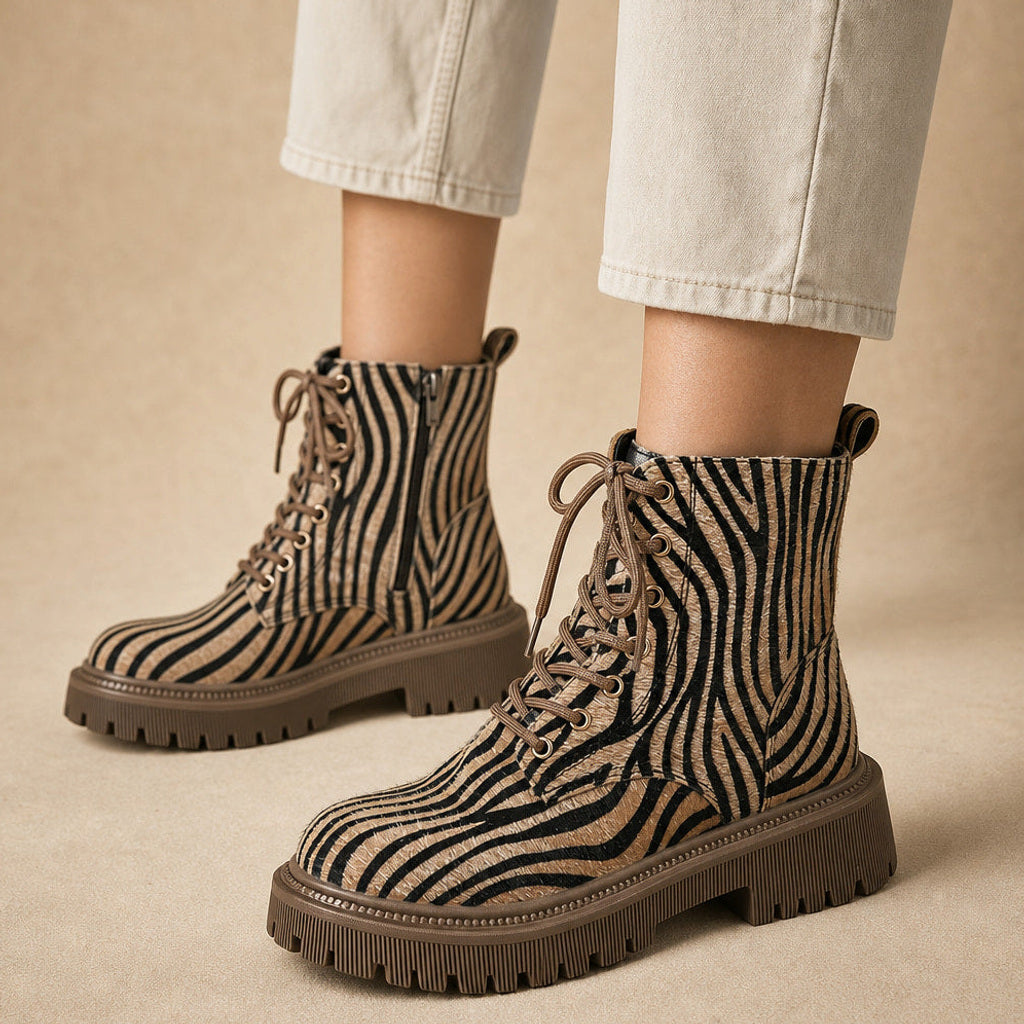 Odolinne | Stiefel mit Zebra-Print und Schnürung – Premium Editorial