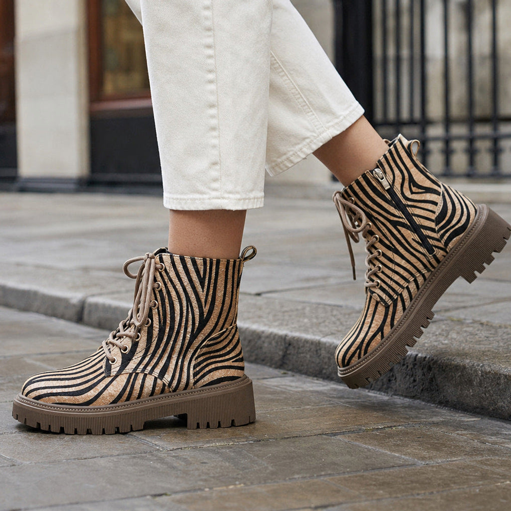 Odolinne | Stiefel mit Zebra-Print und Schnürung – Gestyltes Editorial-Foto