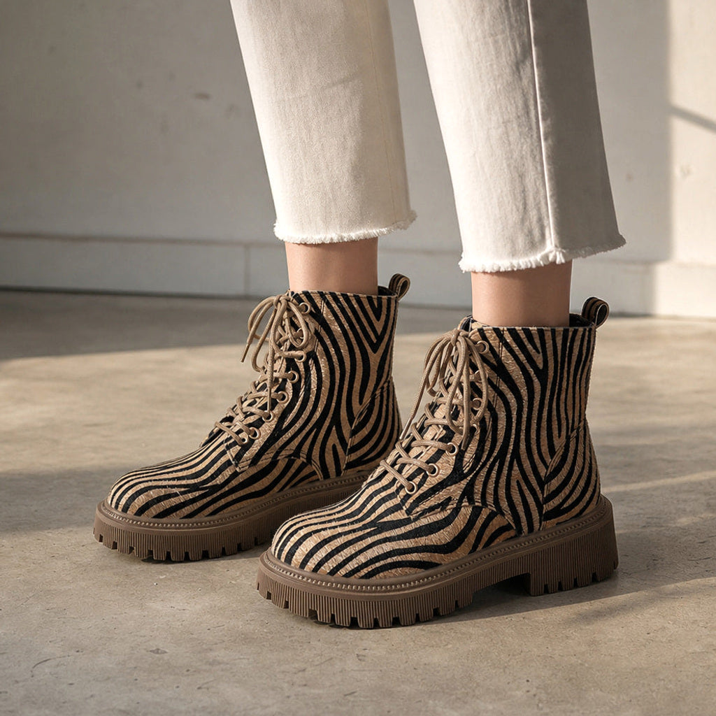 Odolinne | Stiefel mit Zebra-Print und Schnürung – Produktfoto