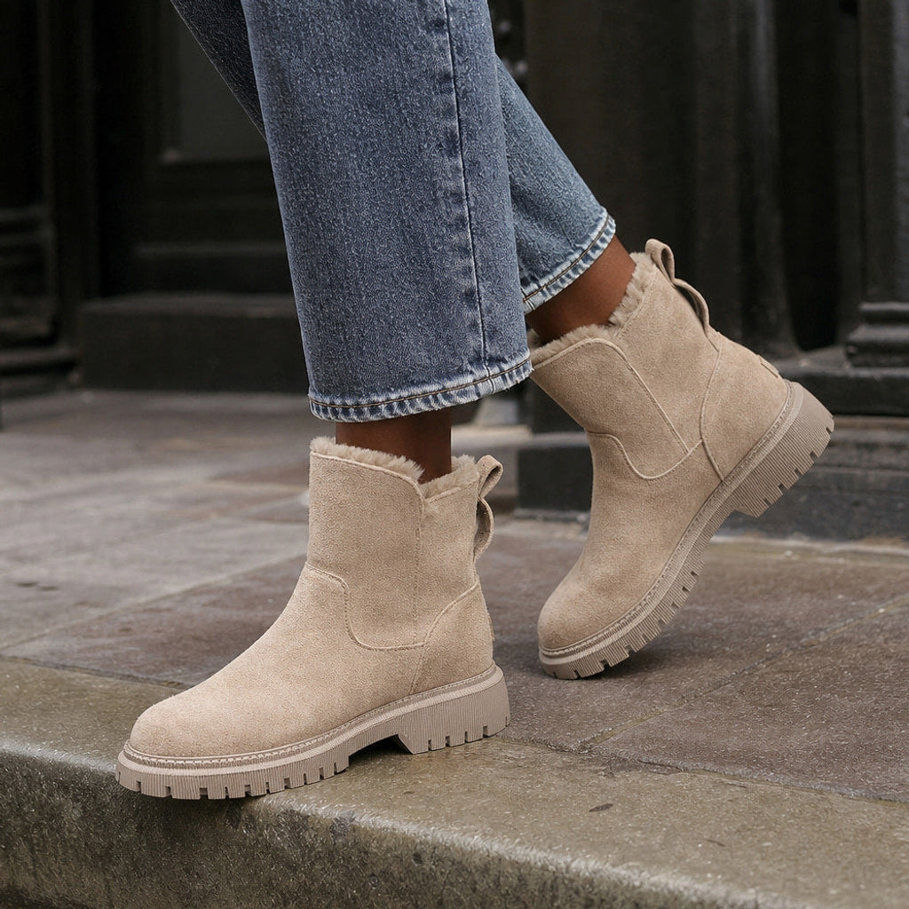 Oelke | Winterstiefelette zum Hineinschlüpfen mit Fleecefutter Beige – Gestyltes Editorial-Foto