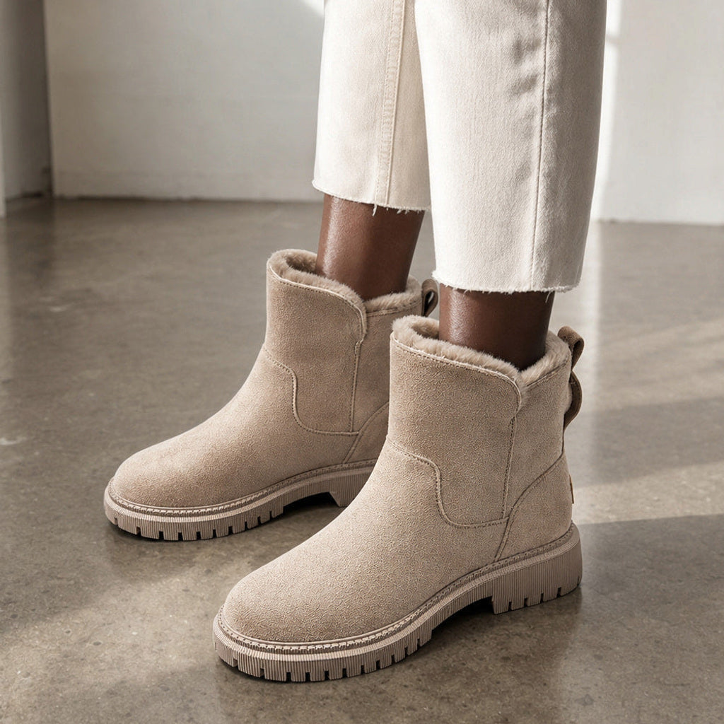 Oelke | Winterstiefelette zum Hineinschlüpfen mit Fleecefutter – Gestyltes Editorial-Foto